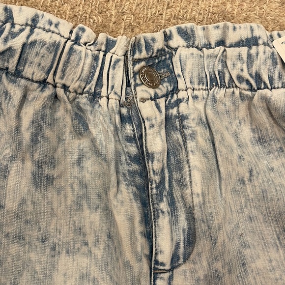 Acid washer jean shorts.  Thread and Supply.  Women’s size medium. - Picture 6 of 6